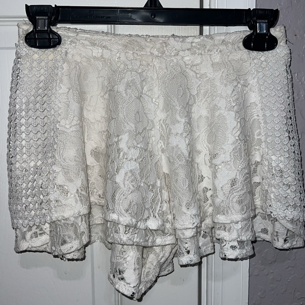 LF White Lace Shorts Size XS